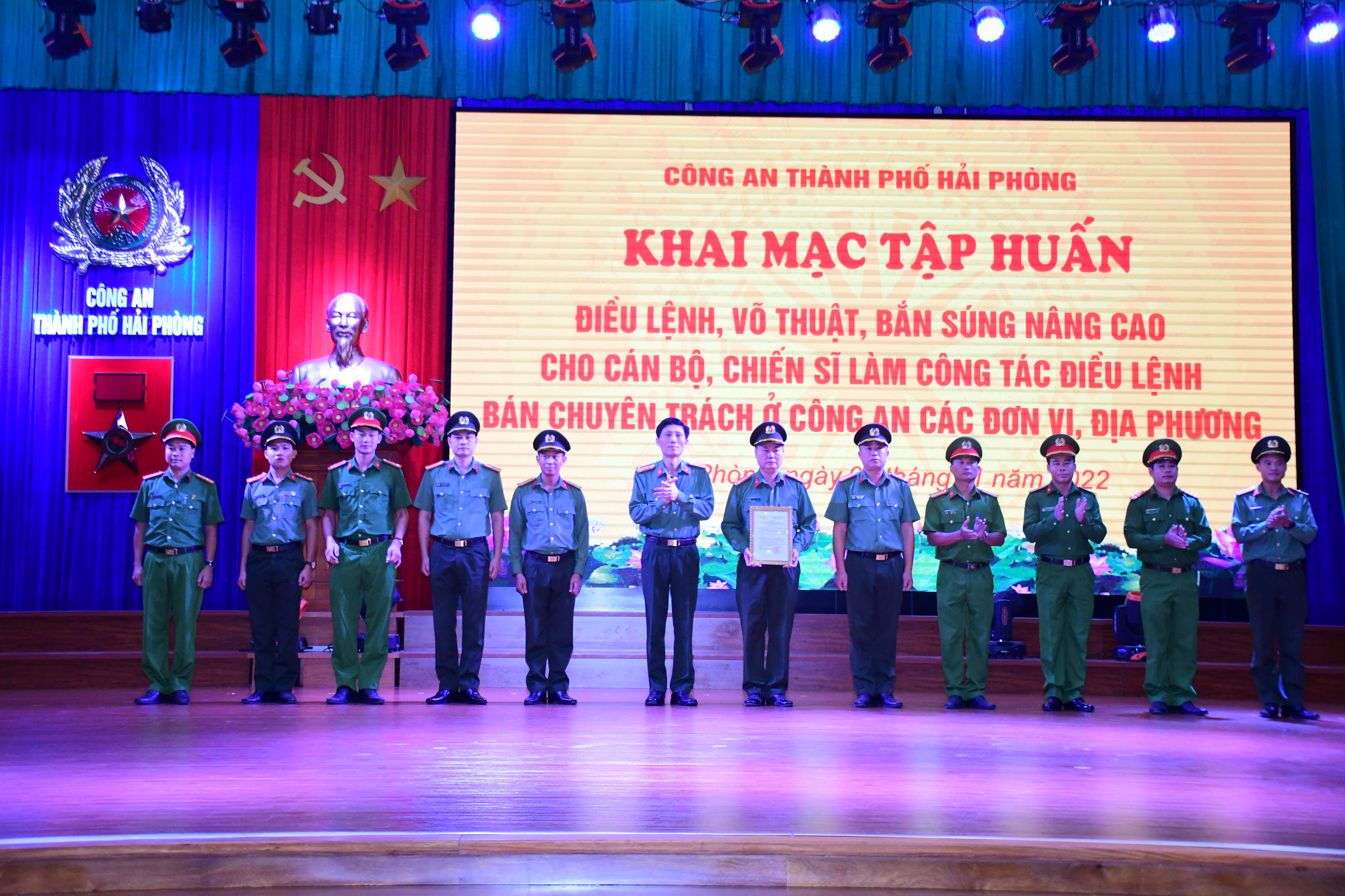 Khai mạc lớp tập huấn điều lệnh, quân sự, võ thuật nâng cao 